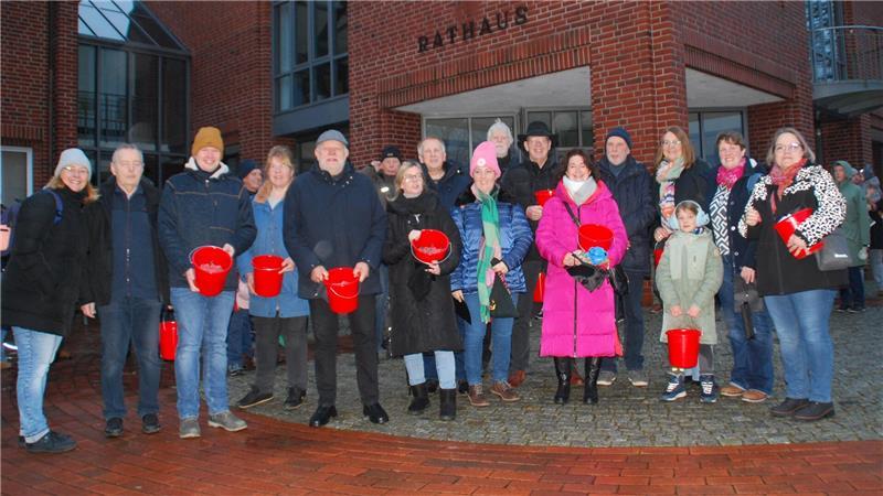 Die Harsefelder Glückschweinverkäufer starteten vor dem Rathaus.