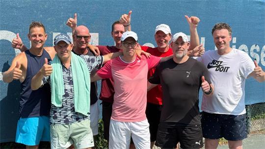 Die Harsefelder Herren 50 feiern den Titel in der Nordliga.