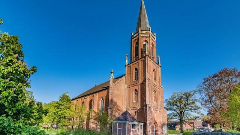 Die Harsefelder Kirche St. Marien und Bartholomäi ist eine Hallenkirche mit breitem Mittelschiff.