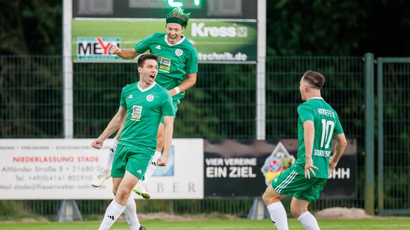Trotz großer Kulisse im Auetal: A/O erlebt Derby-Debakel gegen Harsefeld Die Harsefelder Mika Kraßmann (hinten) und Pascal Schawaller steuerten zwei Tore zum 5:0 gegen A/O bei.