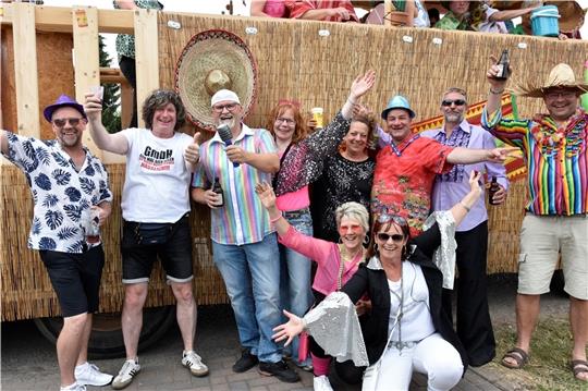 Die Harsefelder Nachbarschaftsgang: Mickie Krause und DJ Ötzi heizten den Fans mit „Hossa, Hossa“ mächtig ein. Fotos Felsch
