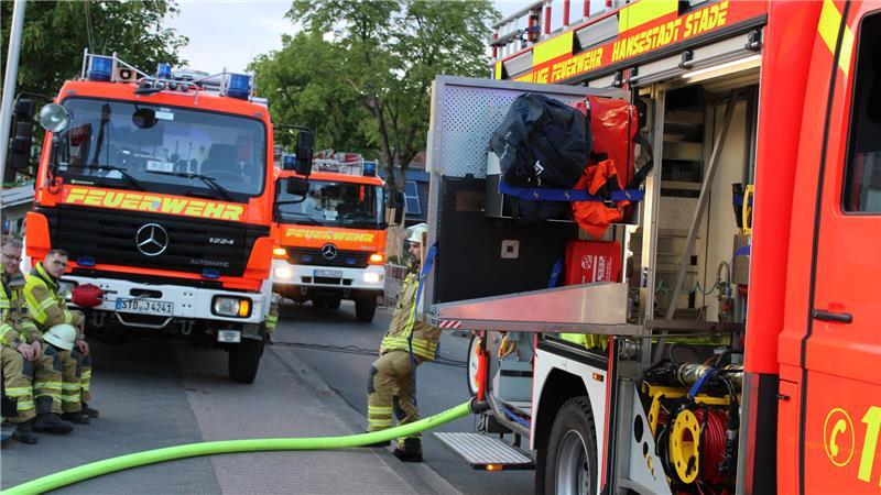 Die Harsefelder Straße war für die Dauer des Einsatzes voll gesperrt.