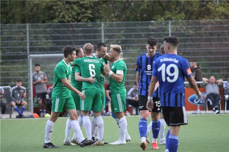 VfL Güldenstern Stade hat keine Angst vorm TuS Harsefeld Die Harsefelder feiern das Traumtor von Manuel Detje (Vierter von links) zum 2:0, während die Stader um Philipp Waschkau (Nummer 15) frustriert sind. Am Ende wird es ein Debakel mit sechs Gegentoren. Foto: Bröhan