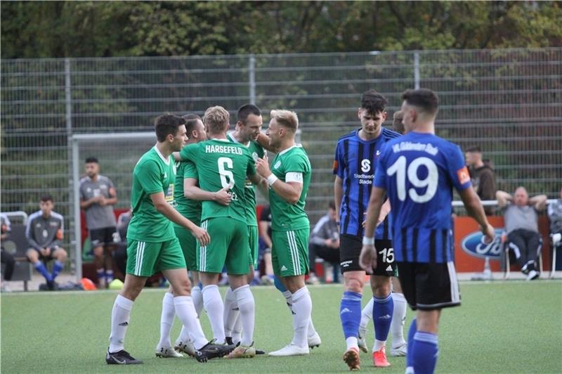 Die Harsefelder feiern das Traumtor von Manuel Detje (Vierter von links) zum 2:0, während die Stader um Philipp Waschkau (Nummer 15) frustriert sind. Am Ende wird es ein Debakel mit sechs Gegentoren. Foto: Bröhan