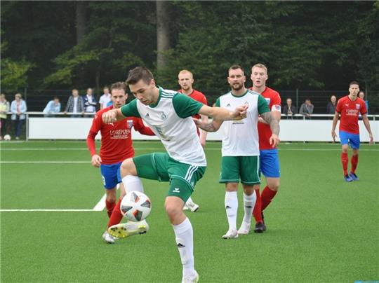 Die Harsefelder, hier mit Pascal Schawaller am Ball, haben das Spitzenspiel gegen D/A II gewonnen. Foto: Oldach