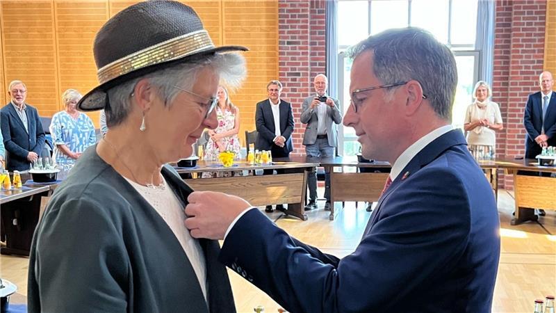 „Leuchtendes Vorbild“: Bundesverdienstkreuz für Harsefelderin Anke Wolfram Die Harsefelderin Anke Wolfram wird von Landrat Kai Seefried mit dem Bundesverdienstkreuz ausgezeichnet.