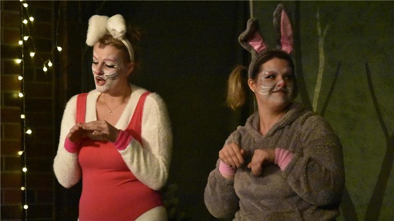 Witzige Weihnachtskomödie in Neuenkirchen: Die Suche nach dem Wunderlicht Die Hasen üben für den Wettlauf in Buxtehude.