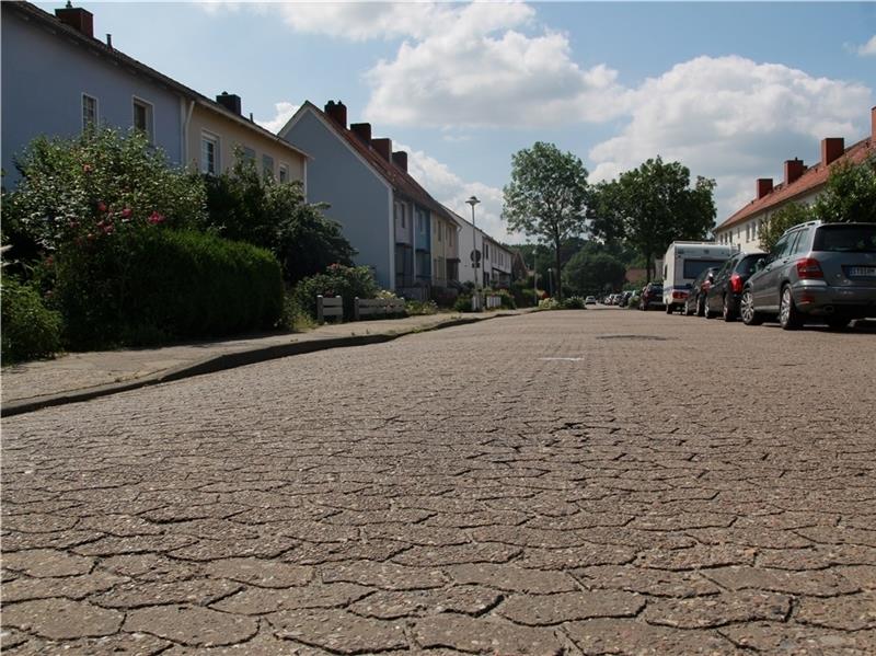 Die Hastedtstraße, eine Wohnstraße, die von vielen auch als Anfahrtsweg zum Bahnhof genutzt wird, soll 2019 saniert und damit als erste instandgesetzt werden. Übrigens ist nicht nur der sichtbare Zustand in die Bewertung eingeflossen: Unter