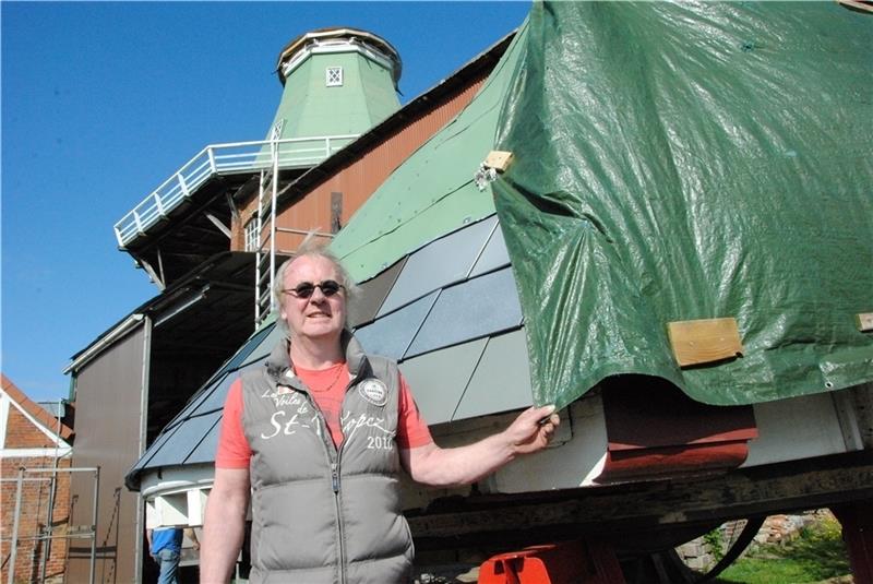 Die Haube erhält eine neue Verkleidung , ehe sie der Mühle aufgesetzt wird, sagt Rolf Dammann vom Mühlenverein. Fotos: Stief