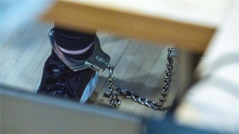 Mann betäubt und getötet – Jugendstrafe für 17-Jährige Die Hauptangeklagte betritt beim Prozessauftakt wegen Mordes mit Fußschellen den Gerichtssaal am Landgericht.