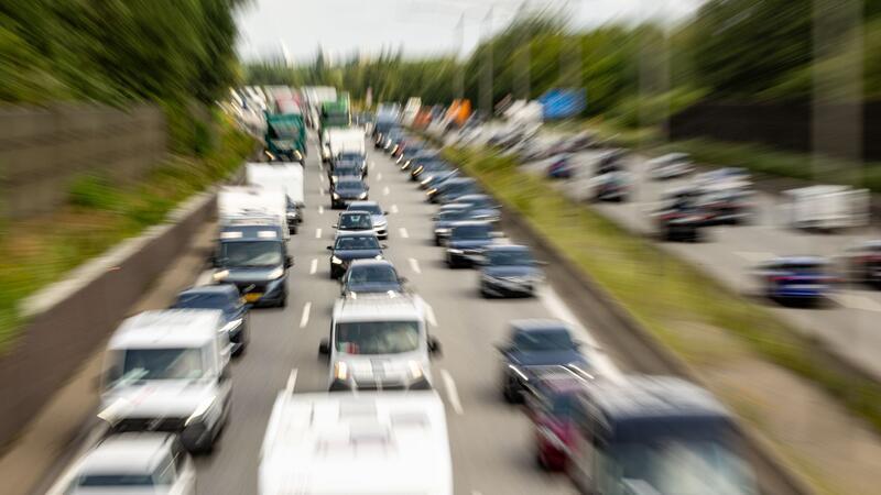 Die Hauptreisezeit in den Sommerferien hat sich in Norddeutschland bemerkbar gemacht. Vor allem Richtung Süden war am Sonntag viel Geduld gefragt. (Foto vom 31. Juli)