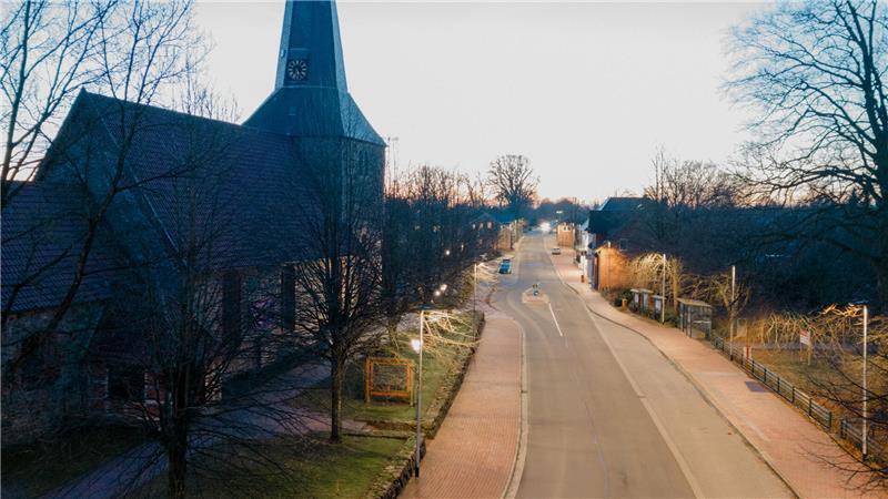 Oldendorf hat die Hauptstraße im Blick: Bauprojekt soll ab Mai Fahrt aufnehmen Die Hauptstraße ist im Bereich der Kirche schon saniert. Die Planer unterscheiden die Straßenseiten in Nord und Süd. Nord ist in dieser Blickrichtung die rechte, Süd ist die linke Seite.