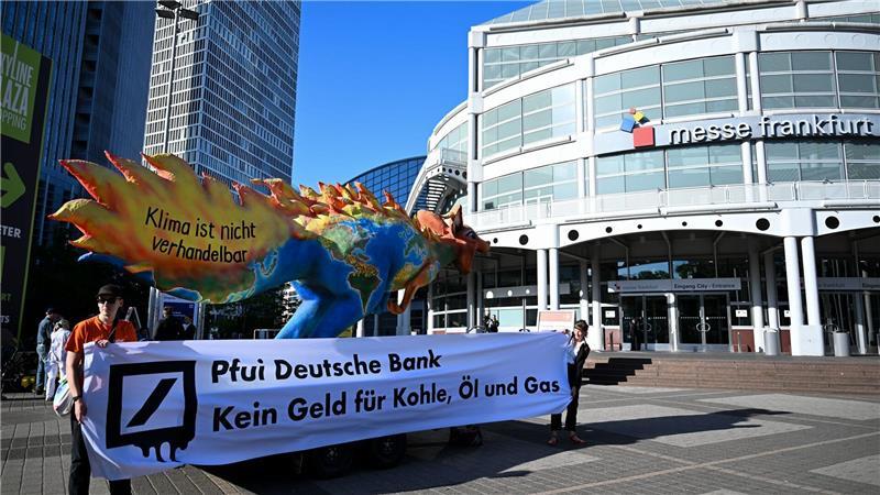 Deutsche Bank: Proteste und Kritik an Aufsichtsratsvergütung Die Hauptversammlung der Deutschen Bank in Frankfurt wurde von Protesten begleitet.