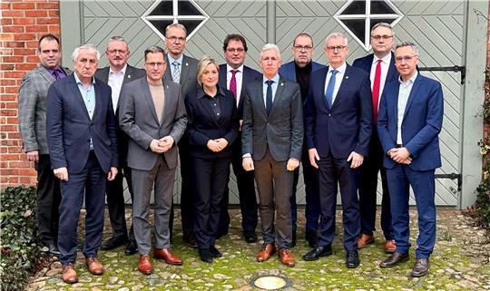Die Hauptverwaltungsbeamten (von links) der Landkreise im Bezirk Lüneburg-Stade sprechen in der Finanzkrise mit einer Stimme: Peter Bohlmann (LK Verden), Hubert Meyer (Geschäftsführendes Präsidialmitglied des Niedersächsischen Landkreistages), Bernd Lütjen (LK Osterholz), Kai Seefried (LK Stade), Jens Böther (LK Lüneburg), Dagmar Schulz (LK Lüchow-Dannenberg), Axel Flader (LK Celle), Rainer Rempe (LK Harburg), Thorsten Krüger (LK Cuxhaven), Dr. Heiko Blume (LK Uelzen), Marco Prietz (LK Rotenburg Wümme), Jens Grothe (LK Heidekreis).