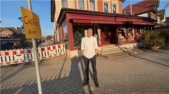 Die Hauptzufahrtsstraße zum Café Port ist versperrt: Inhaber Thorsten Hübbe klagt über Einbußen, ausbleibende Gäste und Schwierigkeiten für Zulieferer. Seit vergangenen Freitag ist die Straße nach sechs Wochen Sperrung wieder frei - vorübergehend.
