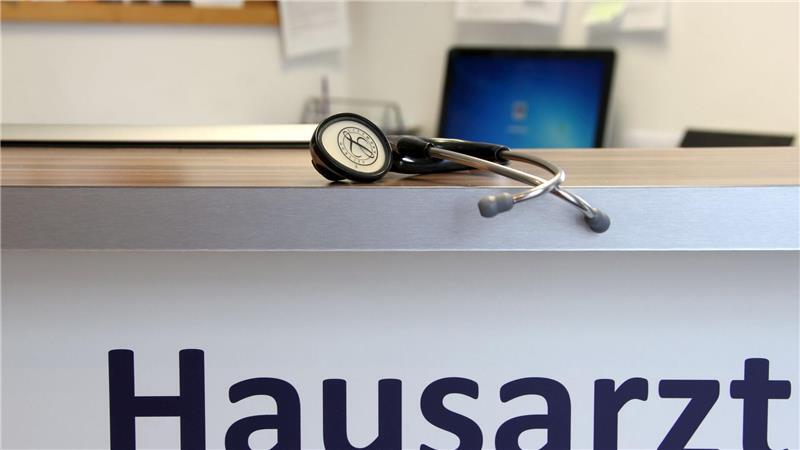 Die Hausärzte wollen, dass die Krankenkassen den Rotstift bei sich selbst ansetzen. (Archivbild)