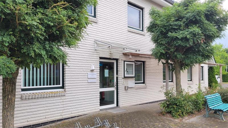 Patienten weinen – Hier schließt der nächste Landarzt Die Hausarztpraxis von Dr. Leif Möhlmann befindet sich am Rande des Ortskerns von Dorum - neben einem Pflegeheim und einem Wohngebiet.