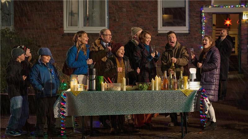 Die Hausgemeinschaft feiert Silvester - aber Prange ist bockig in der Wohnung geblieben.