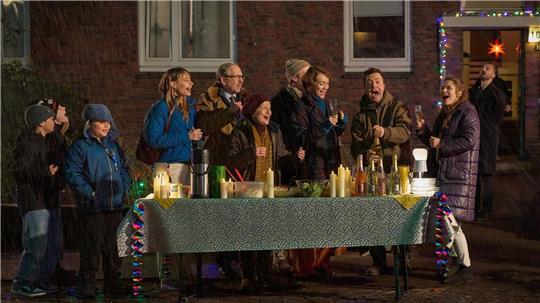Die Hausgemeinschaft feiert Silvester - aber Prange ist bockig in der Wohnung geblieben.
