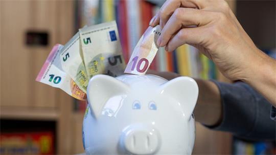 Die Haushalte in Deutschland sparen besonders viel. (Symbolbild)