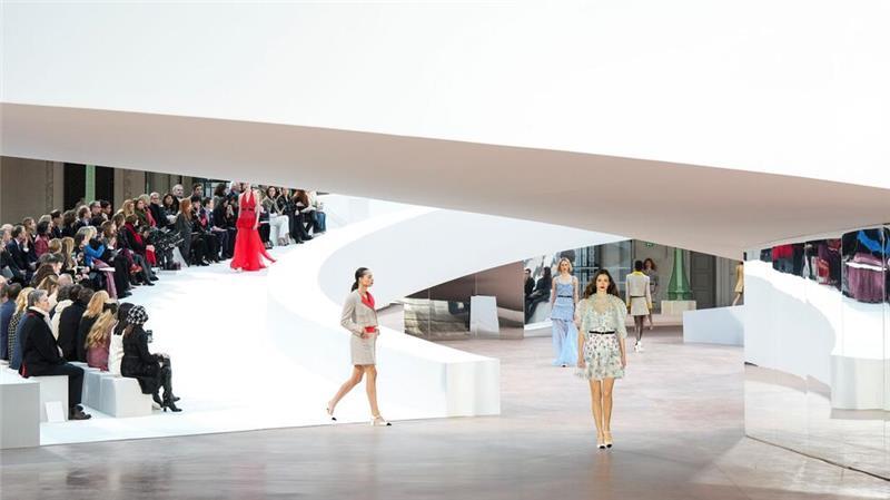 Chanel feiert 110 Jahre Haute Couture Die Haute-Couture-Kollektion spielte mit vielen Referenzen auf die Geschichte Chanels an.
