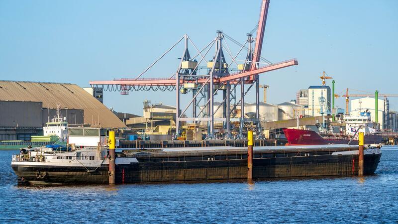 Zehn Prozent mehr Umschlag in Niedersachsens Seehäfen Die Havarien der Huntebrücke 2024 hatte auch Konsequenzen für den Hafen Brake. (Archivbild)
