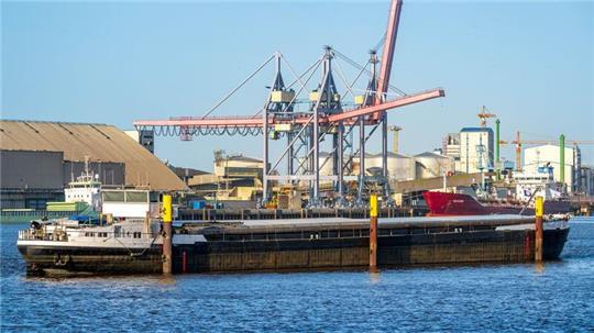 Die Havarien der Huntebrücke 2024 hatte auch Konsequenzen für den Hafen Brake. (Archivbild)