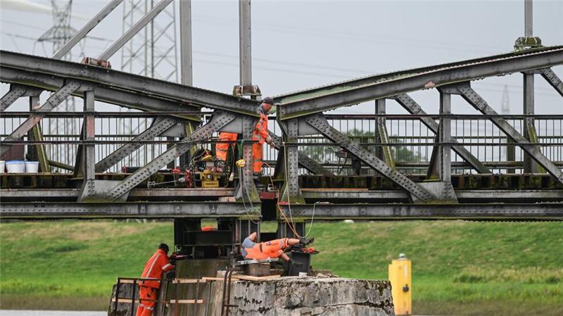 Zehn Prozent mehr Umschlag in Niedersachsens Seehäfen Die Havarien der Huntebrücke hatte 2024 für drei Häfen in Niedersachsen Folgen. (Archivbild)