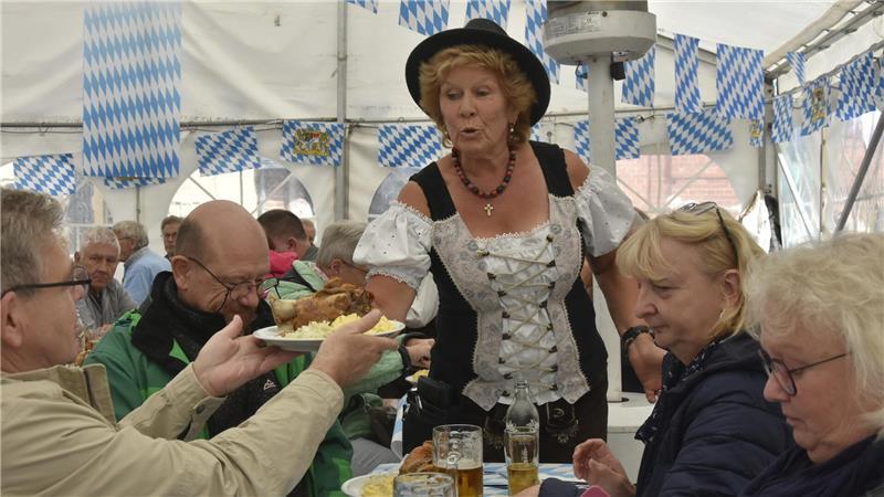 Ab Donnerstag: Buxtehude feiert vier Tage lang Oktoberfest Die Haxe gehört auf dem Oktoberfest in Buxtehude dazu.