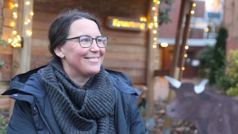 Die Hebamme Iris Freyer vor der Krippe an der katholischen Kirche St. Josef in Stade.