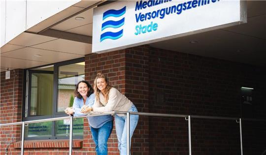 Die Hebammen Iris Freyer und Anna-Lena Topp vor dem neuen Domizil der Hebammenzentrale des Landkreises Stade am Hohenwedeler Weg 18.