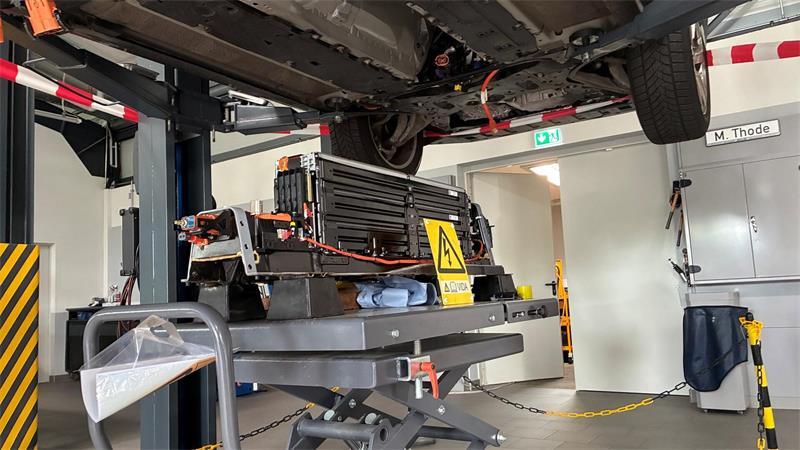 Sein Herz schlägt für den Buckel-Volvo: Autohaus Bröhan feiert treuen Mitarbeiter Die Hebebühnen sind auf Elektromobilität ausgelegt.