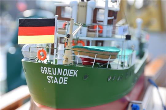 Die Heckansicht der Greundiek - als Modell. Sie gilt als Stades schwimmende Botschafterin. Fotos: Strüning