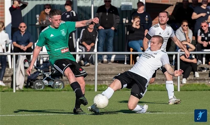 Die Hedendorfer gehen mit 13 Punkten in die Abstiegsrunde. Die Mannschaft habe als Kollektiv funktioniert , sagt Trainer Stobbe. Viele Puzzleteile passten, unter anderem der eigentlich offensive Felix Arlt (vorne rechts) als Verteidiger ode