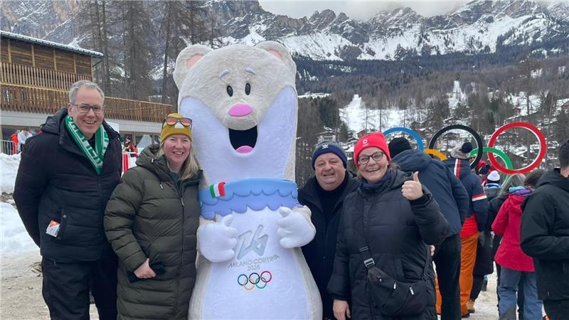 Die Hedendorfer zusammen mit Olympia-Maskottchen Tina in Antholz.