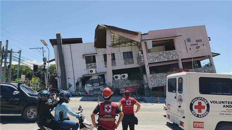 Tote und Verletzte bei schwerem Erdbeben auf den Philippinen Die Heftigkeit der Erdstöße ließ ganze Häuser kippen.