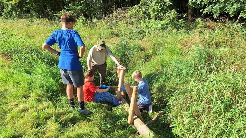 Stader Schüler renaturieren Heidbeck und begegnen Aal und Barsch Die Heidbeck soll wieder in ihrem natürlichen Lauf fließen: Schüler und Nabu packen bei der Renaturierung an.