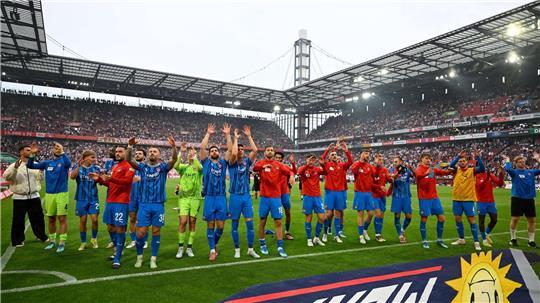 Die Heidenheimer feiern den Sieg mit ihren mitgereisten Fans.