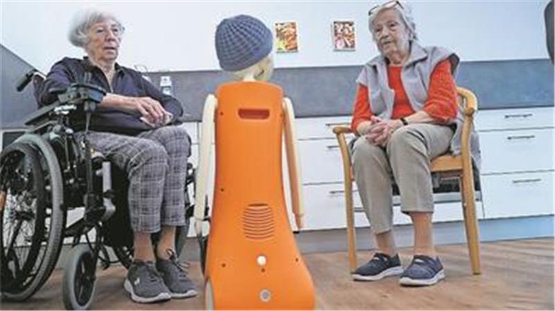 Roboter Ricky: Er hilft im Seniorenheim gegen Einsamkeit Die Heimbewohnerinnen Waltraud Ulmer (links ) und Brigitte Stache mit Roboter Ricky im Johanniter-Stift Hannover-Ricklingen.