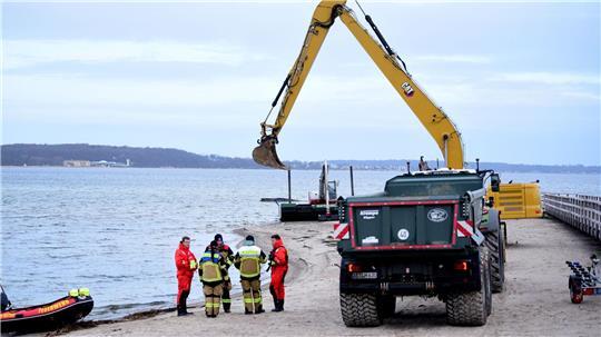 Die Helfer beabsichtigen, vor dem Wal eine Rinne auszubaggern.