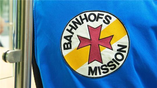 Die Helfer der Bahnhofsmissionen unterstützen bei Reisen und helfen bei Notlagen. (Symbolbild)