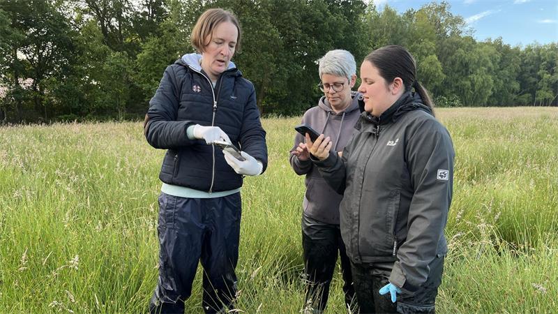 Um 3 Uhr morgens geht’s los: Ehrenamtliche retten Kitze in Ahlerstedt Die Helferinnen Stefanie Langen (von links) sowie Sandra und Lena Tsilikis suchen den genauen Standort des von der Drohne gefundenen Rehkitzes.