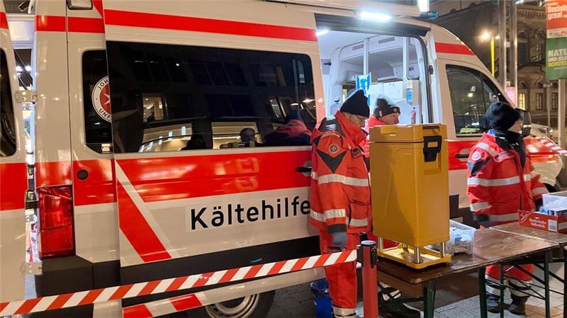 Die Helferinnen und Helfer verteilen unter anderem Essen an Bedürftige.