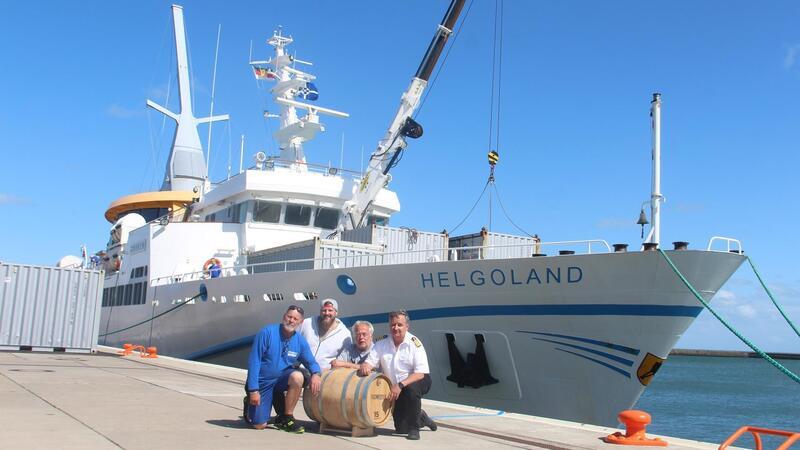 Schnapsidee: Warum an Bord der „Helgoland“ ab sofort Rum und Whiskey mitfahren Die Helgoland und die Creag Dearg Distillery arbeiten zusammen - Rum und Whisky fahren mit.