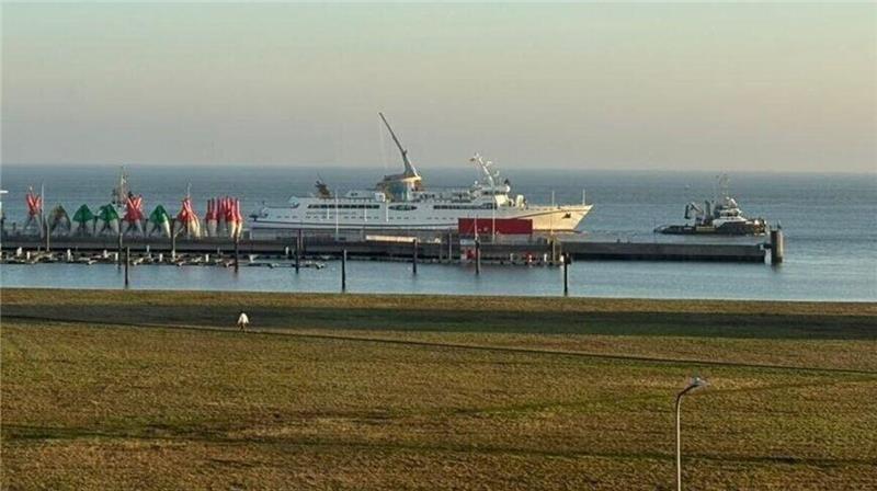 Die "Helgoland" wurde am Montagmorgen von zwei Schleppern zur „Bredo Dry Docks“-Mützelfeldtwerft in Cuxhaven gebracht.