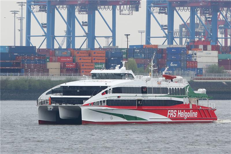 Sturm: Fährverkehr nach Helgoland wird eingestellt Die Helgolandfähre "Halunder Jet" fährt bis nach Hamburg. Foto: Bodo Marks/dpa