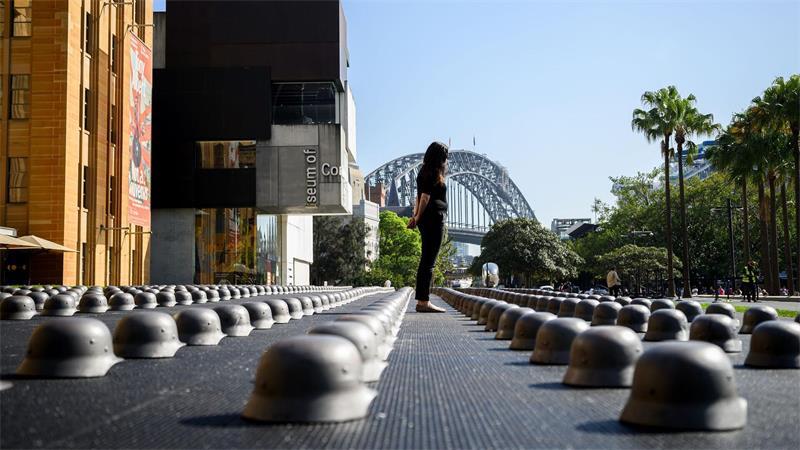 Ai Weiweis „Mushrooms“ in Sydney: Stahlhelme gegen den Krieg Die Helme sind aus Gusseisen gefertigt.