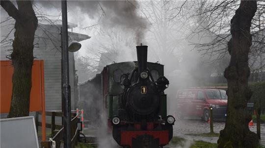 Die Henschel-Dampflok von 1927 fährt am Bahnhof ein.