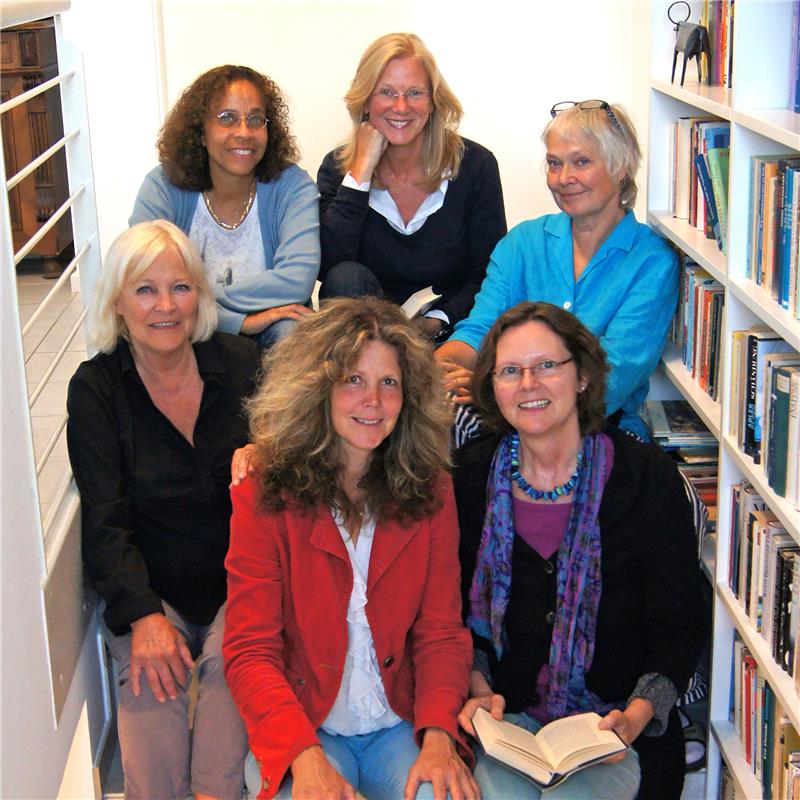 Die Herausgeberinnen der Anthologie: Lesli Omohundro-Bronczkowski, Susanne Seemann und Irma Erckrath (hinten von links) sowie Elke Müller, Daniela Hege-Treskatis, Andrea van Leeuwen (vorne von links)