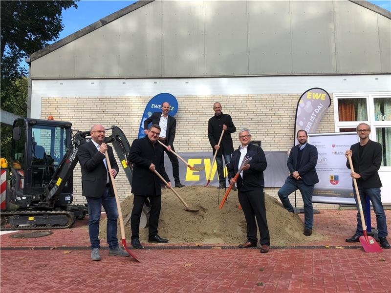 Die Herren greifen zum offiziellen Projekt-Start symbolisch zu Schaufel und Glasfaserleitung (von links): Schulleiter Franz Schmitz-Kerckhoff, Oldendorf-Himmelpfortens Samtgemeinde- bürgermeister Holger Falcke, Björn Muth und Frank Pippel (